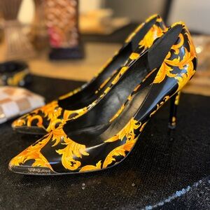 Versace Jeans Couture Black/Gold
Baroque Print Stiletto Pumps